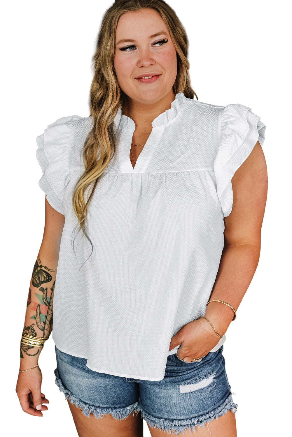 Weiße strukturierte gekräuselte Flutterhülle Plus -Size -Bluse