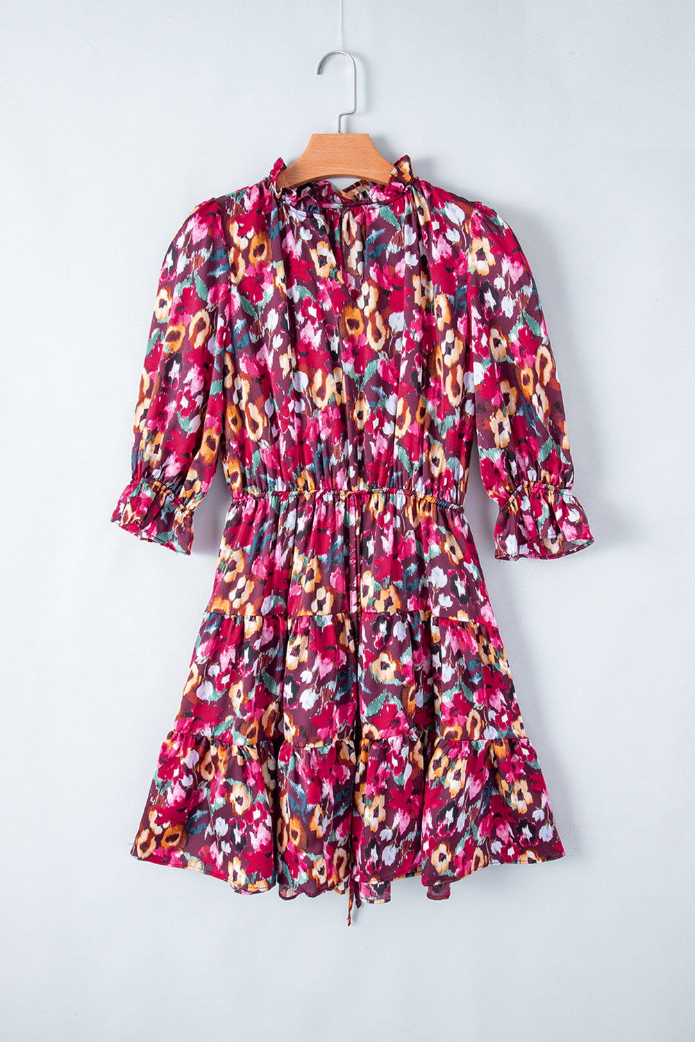 Robe rose rouge à imprimé floral et volants à manches mi-longues et col en V