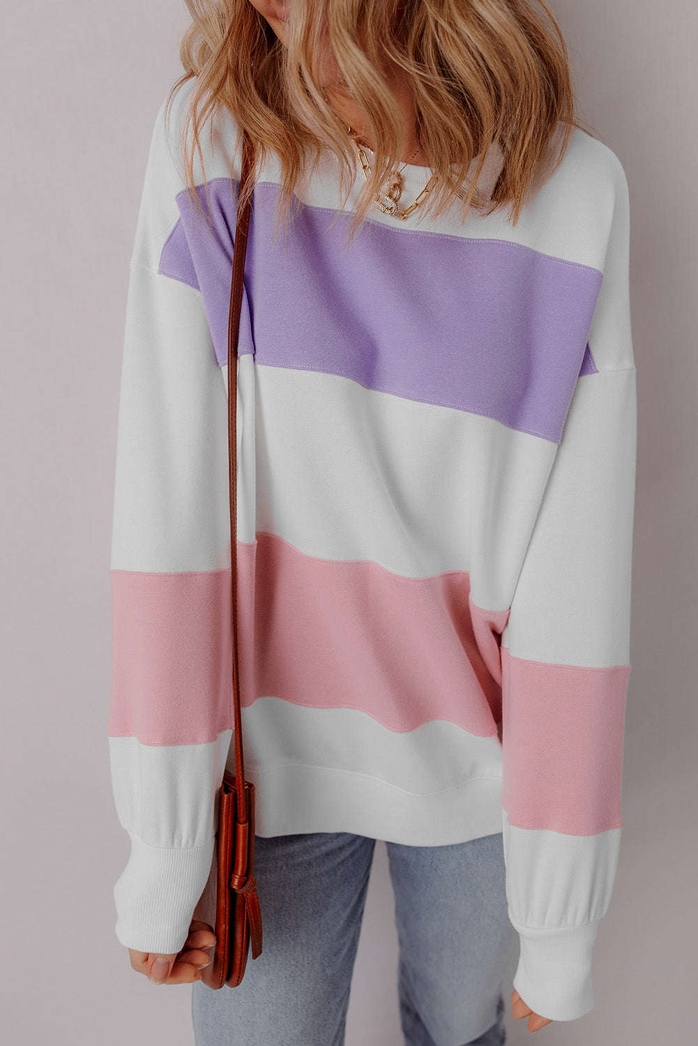 Sudadera beige con cuello redondo y hombros que caen en bloque de color de retazos