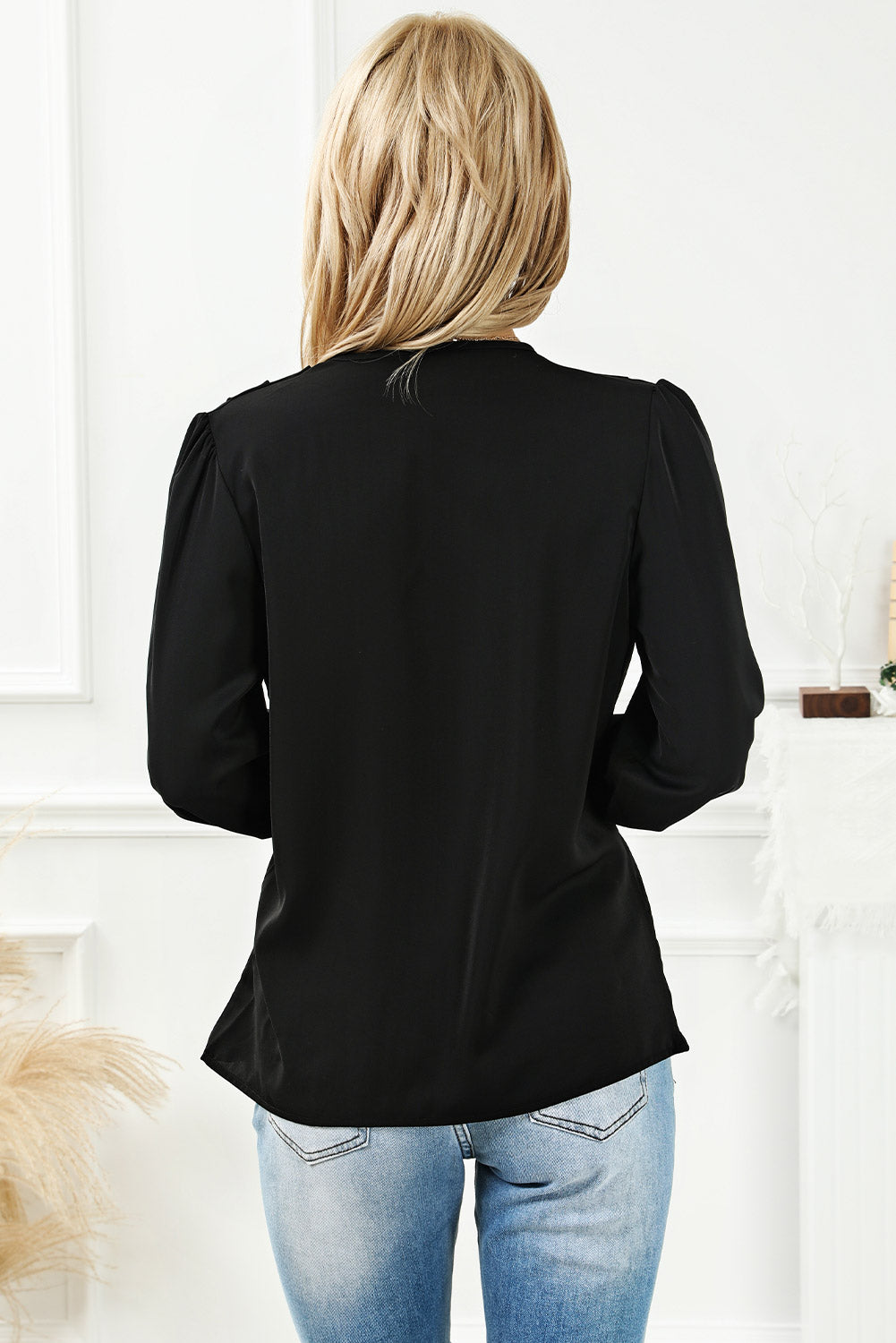 Chemisier drapé noir uni à col surplis et poignets froncés-A WOMAN WE LOVE