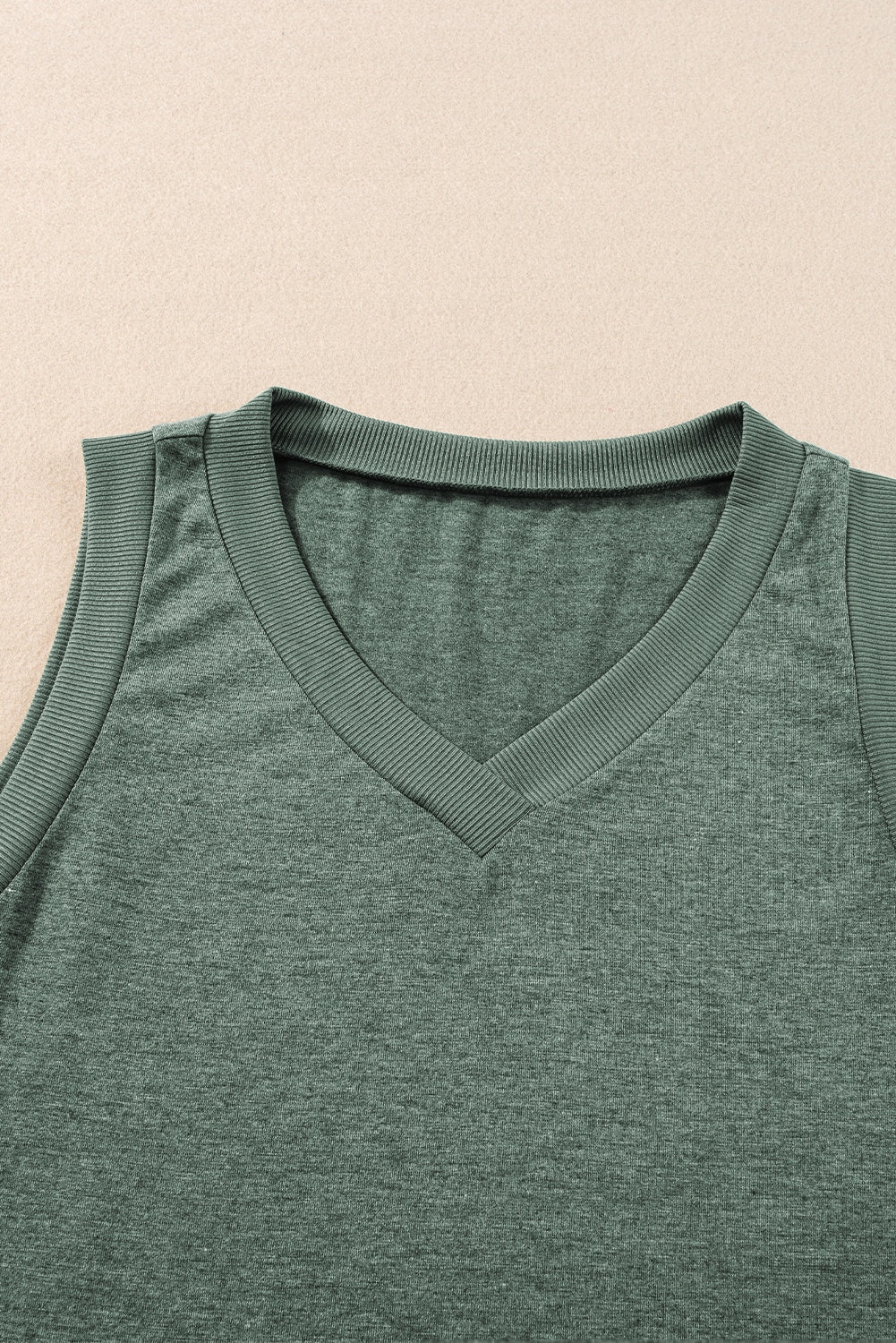 Nebel grün gerippter V -Neck -Tank