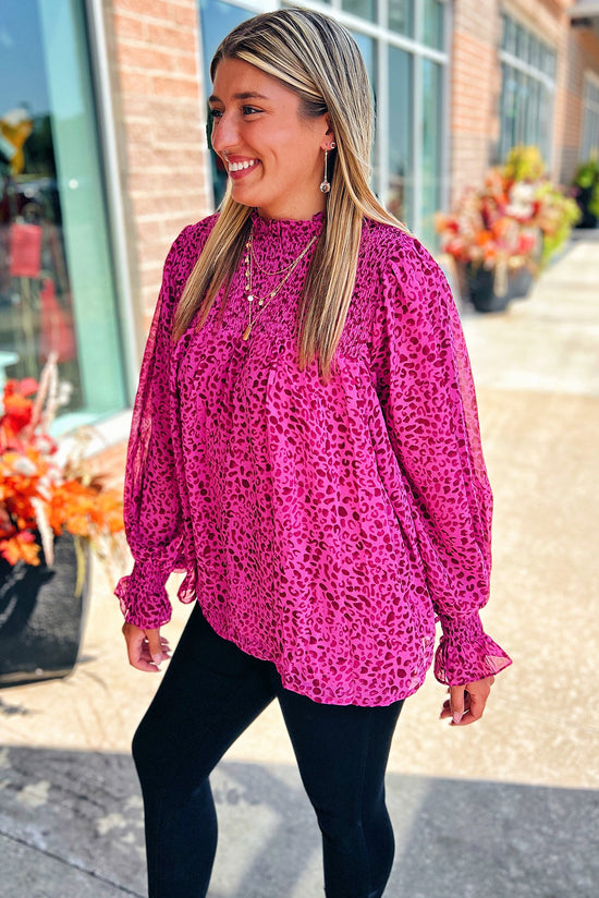 Fluid blouse gathered with puffy sleeves and pink leopard