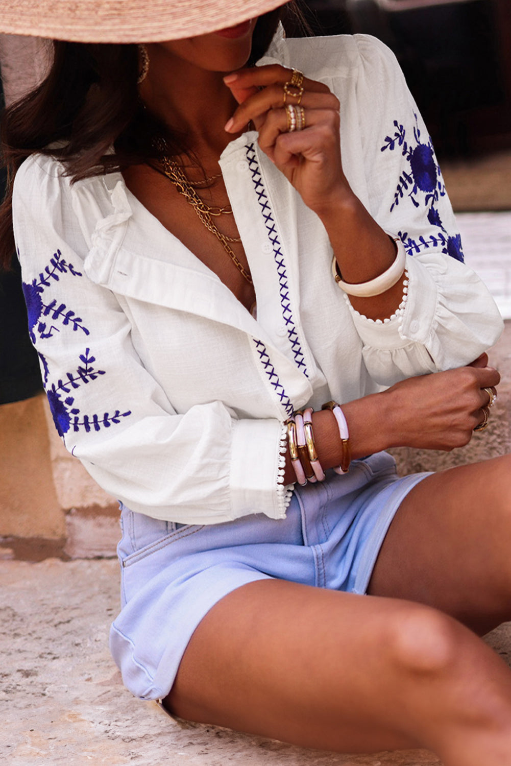 Camisa de manga de pulsera bordada floral blanca