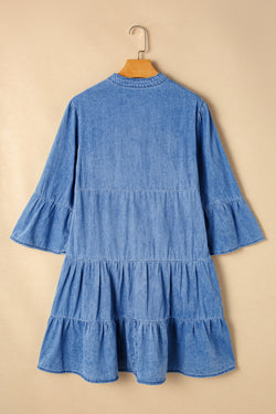 Mini-robe bleu ciel en chambray à volants et manches 3/4 à plusieurs niveaux et col en V fendu