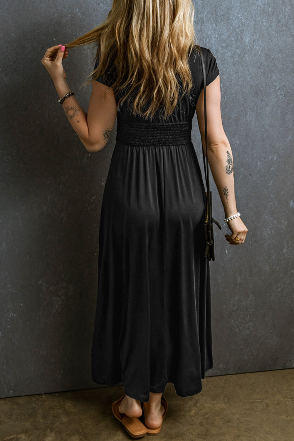 Black Short Sleeve Cherred High Taist V Cou cou Maxi Robe