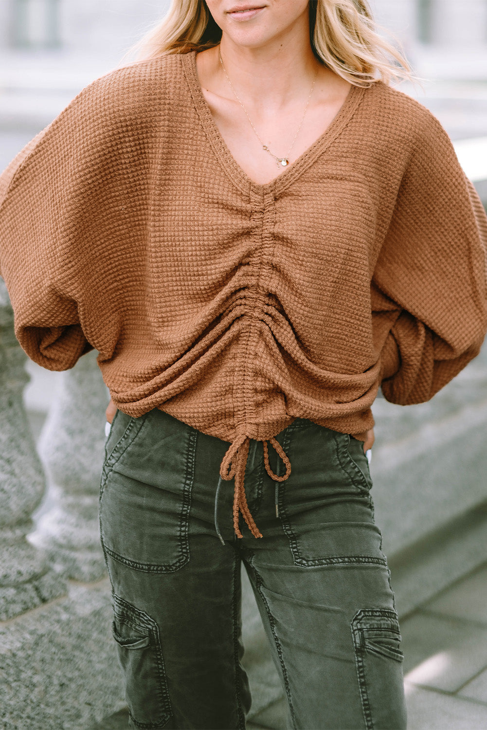 Haut en tricot gaufré marron à col en V et manches Dolman avec cordon de serrage