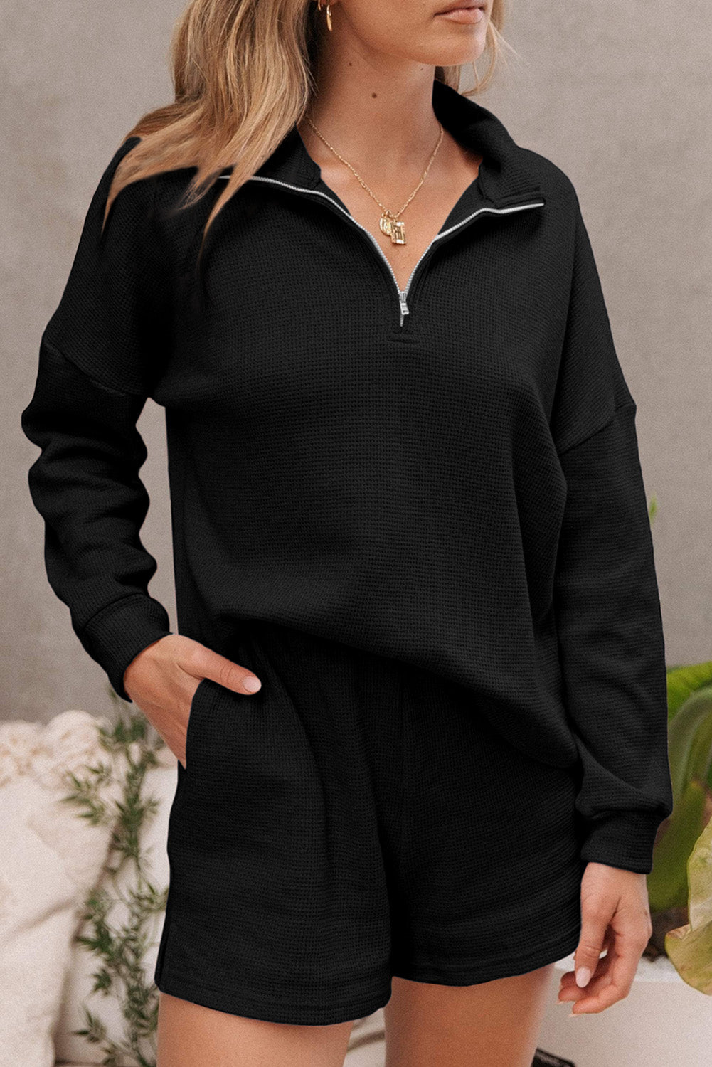 Sudadera con cremallera de cintura negra y set de pantalones cortos altos