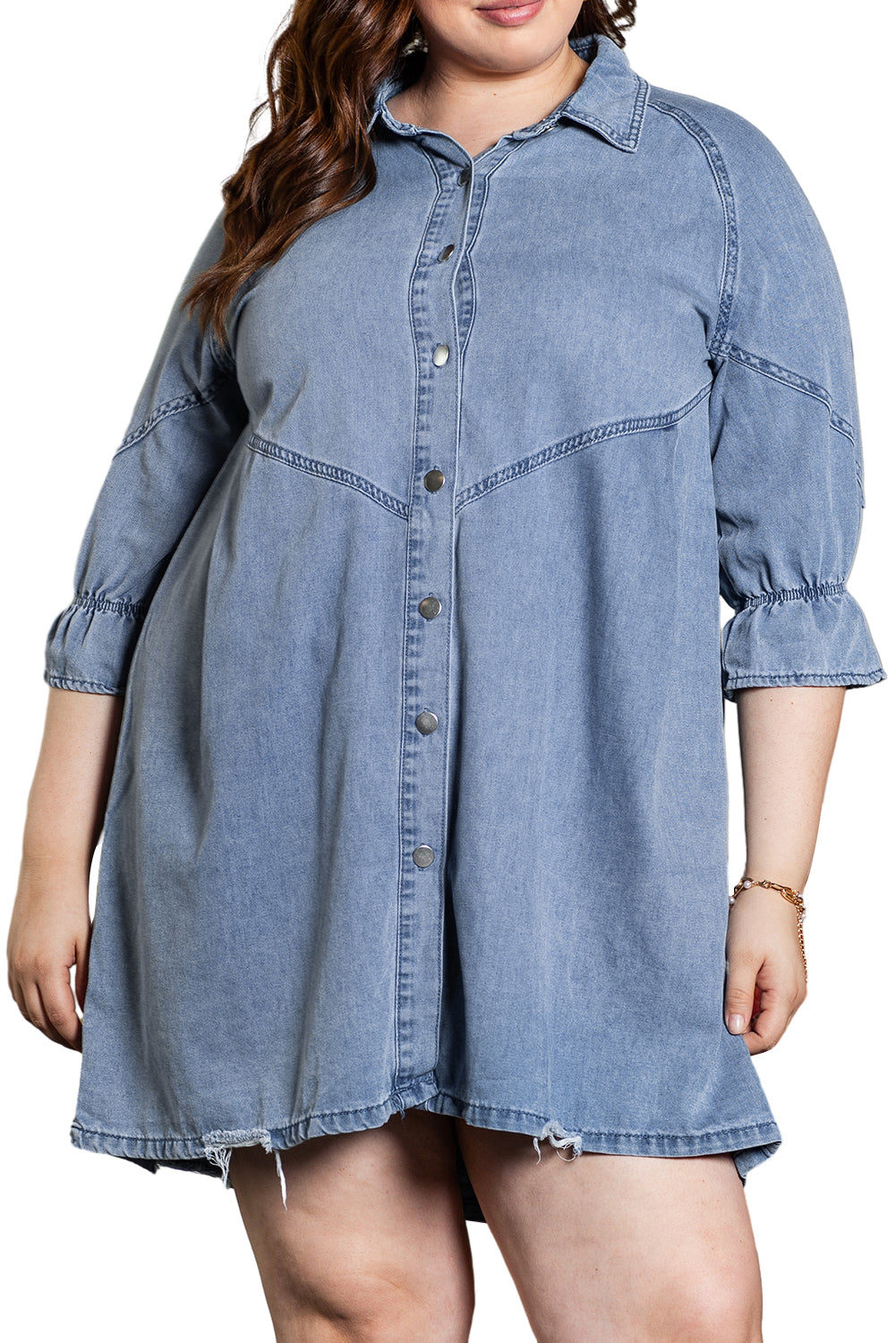 Robe en jean bleu clair à manches 3/4 et boutonnée sur le devant, grande taille