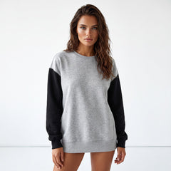 Sudadera gris con hombros caídos y mosaicos de dos tonos