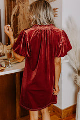 Mini-robe droite en velours cannelle, encolure smockée, manches bouffantes