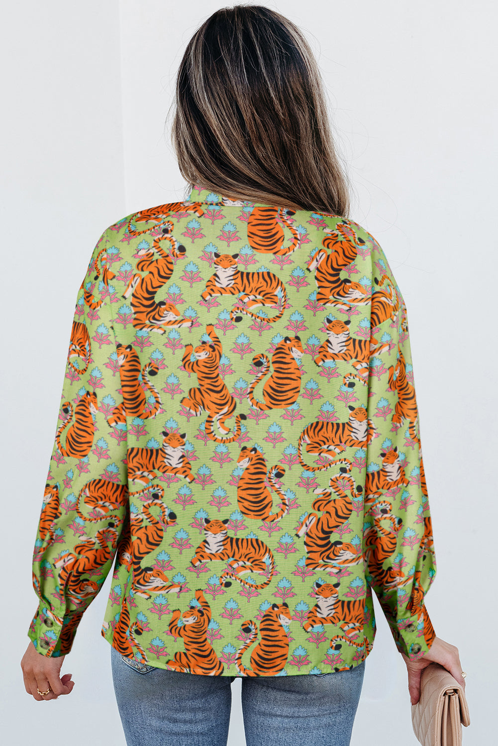 Camisa en V decretada y estampado floral de tigre verde