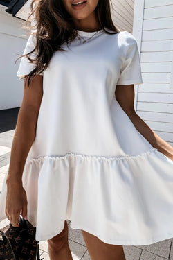 Vestido blanco y relajado con mangas cortas y dobladillo Epishade con volantes