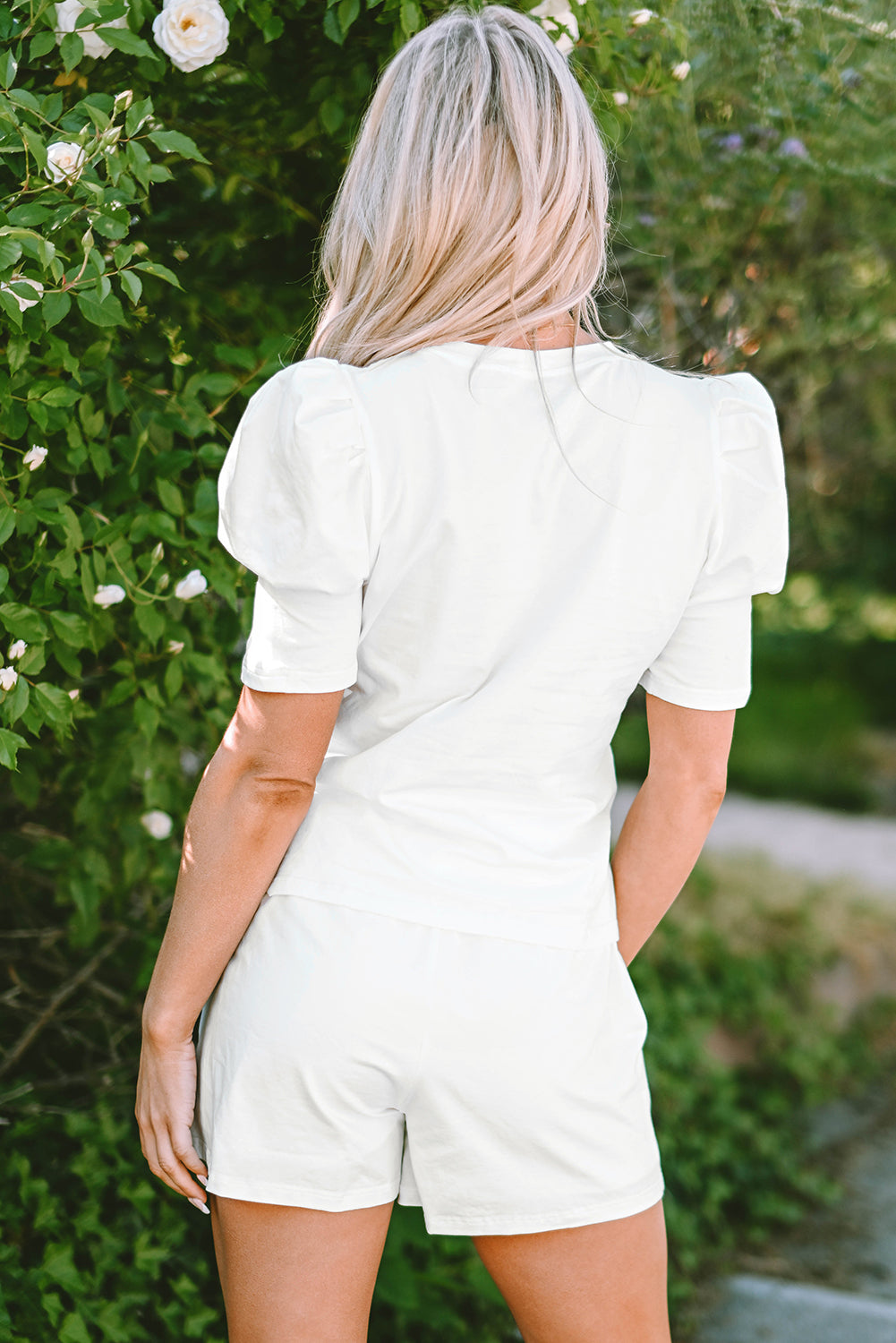 Ensemble haut et short à manches bouffantes et papillon à paillettes colorées blanches