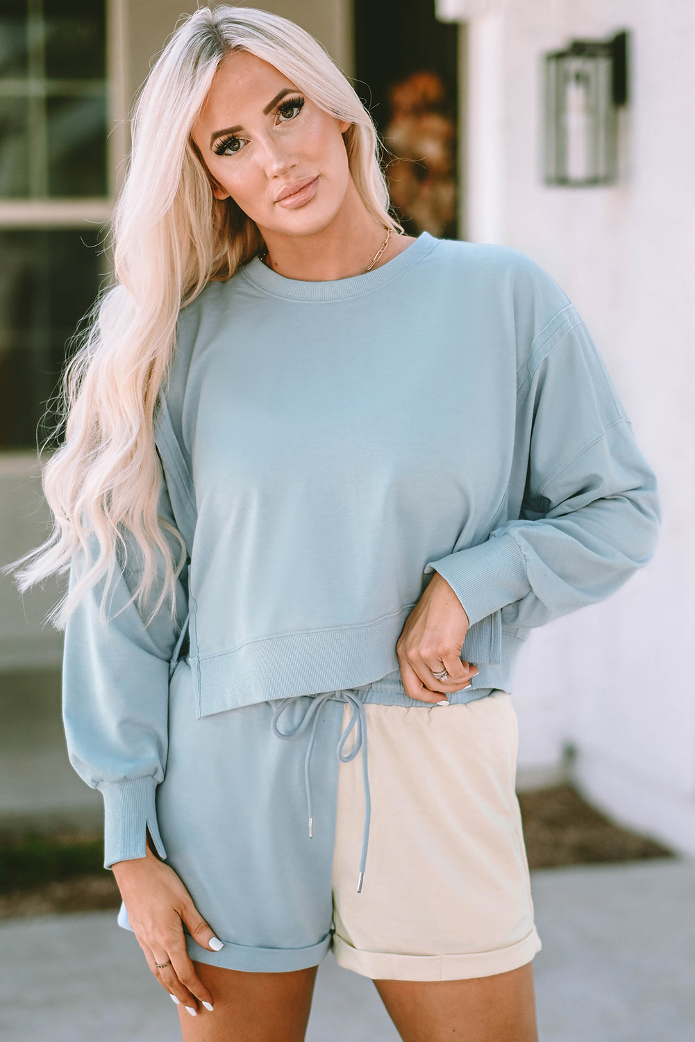 Ensemble short et sweat-shirt bleu ciel à ourlet fendu