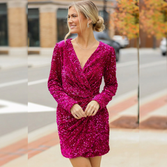 Robe courte rose pitaya en velours à sequins et col V croisé